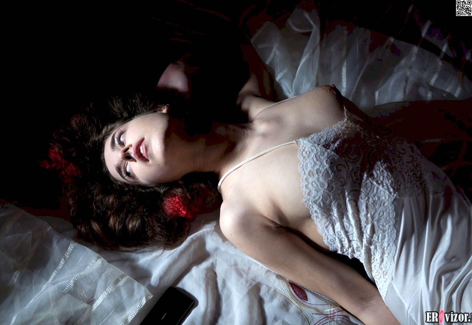 Фотография возбужденная девушка в постели 1. Мастурбация. Голые девушки на порно фото и видео