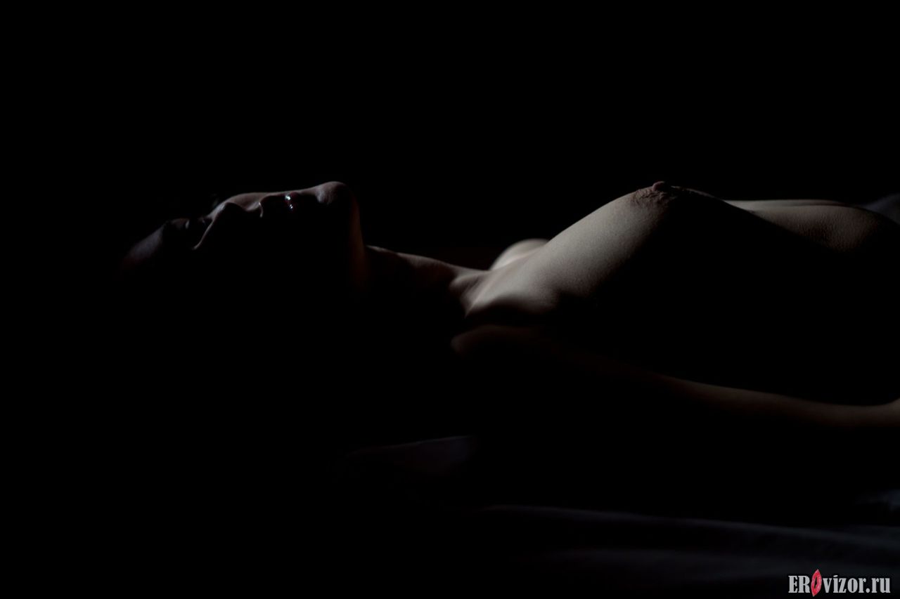 Фотография возбужденная девушка в постели 7. Мастурбация. Голые девушки на порно фото и видео
