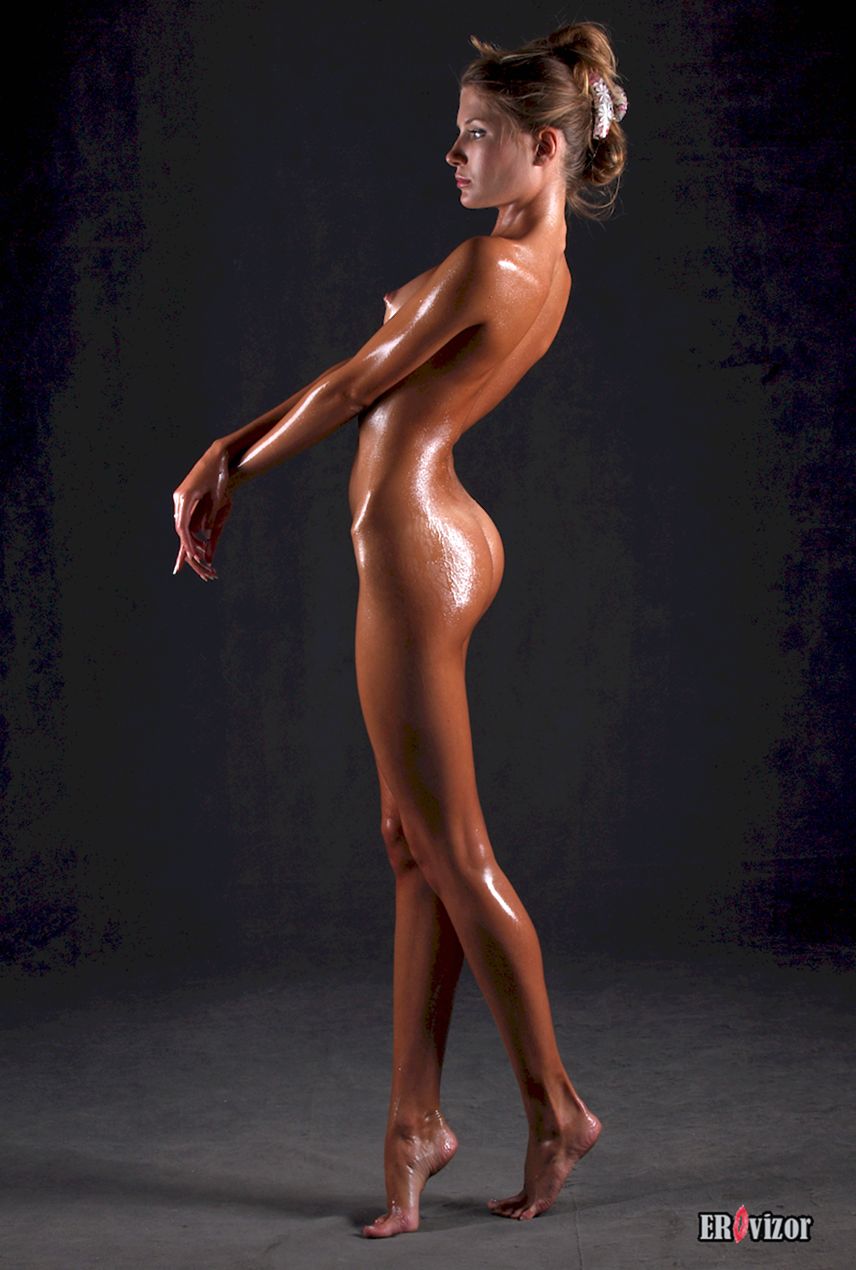 Naked-Oiled girl (4)