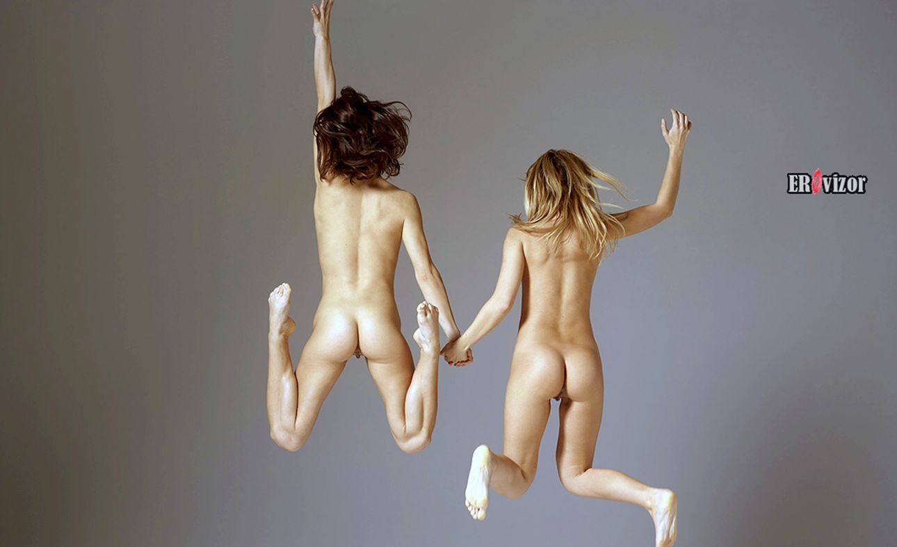 голенькие девушки прыгают фото сзади