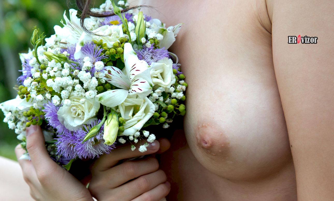 грудь девушки и цветы