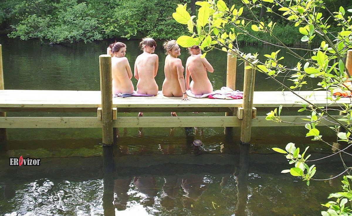 группа голых девушек у озера на отдыхе