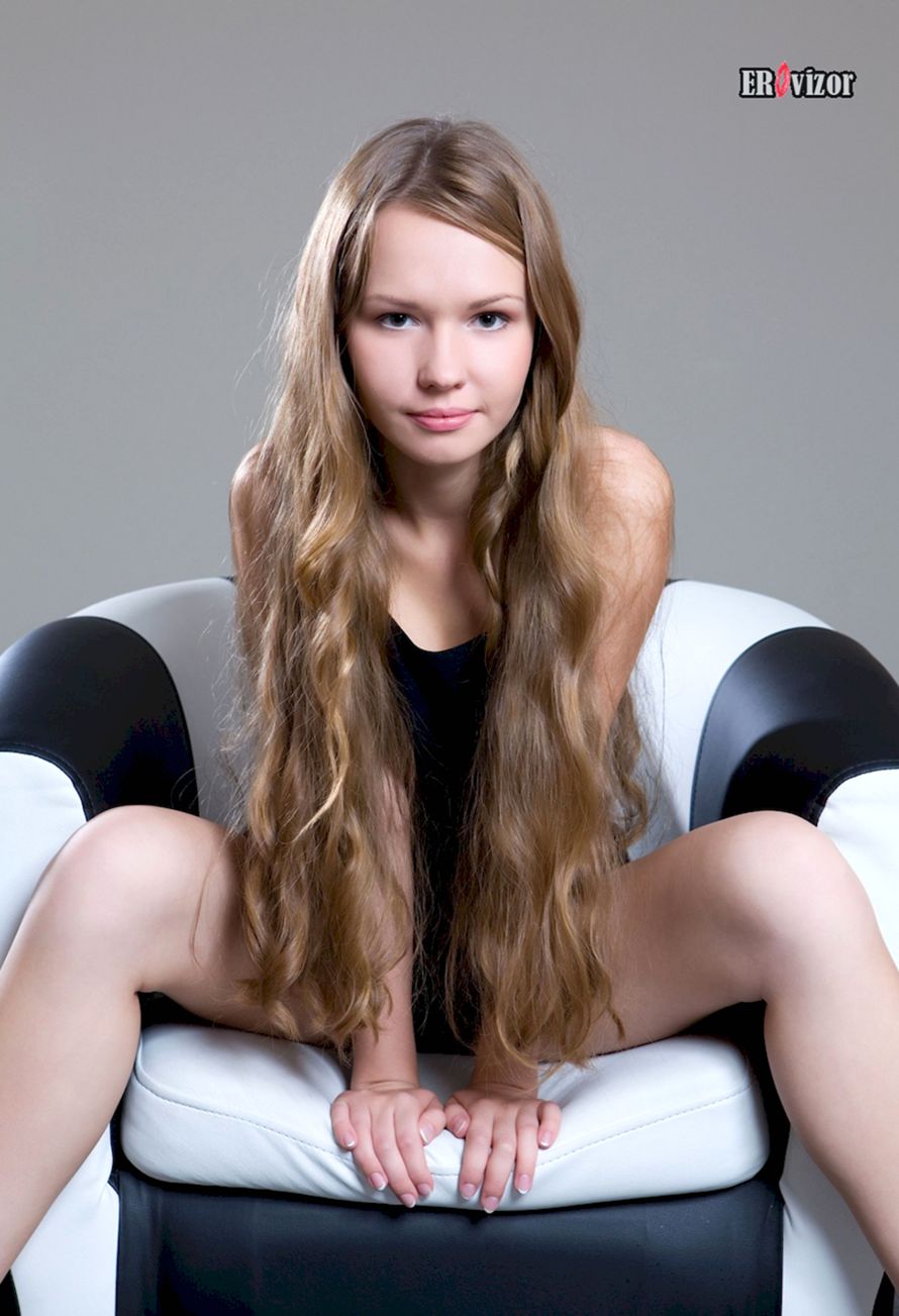 эротика девушки с длинными волосами
